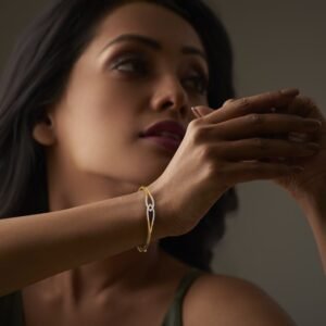 The Estrella Oval Bangle